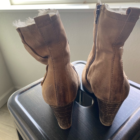 Women’s Boutique 9 size 8 fur healed booties - Picture 4 of 5